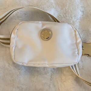 Lilly Pulitzer White and Gold Crossbody Belt Bag